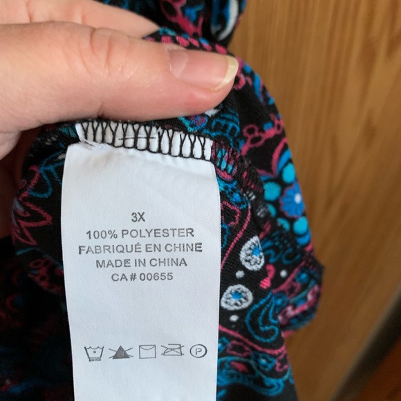 🚨SOLD🚨Blouse 3X, smocking, elastic hem on sleeves, black with vibrant pattern - Picture 6 of 9